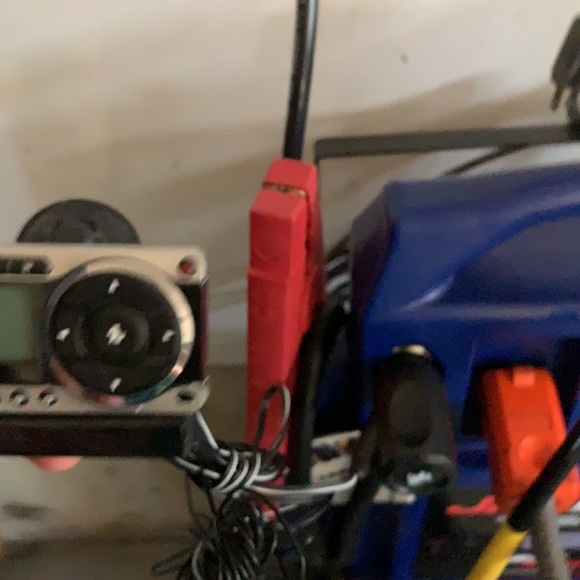 Radio w/Swivel Suction Cup /plug in charger - Picture 9 of 11